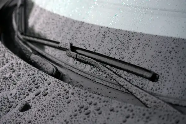 Essuie-glace sous la pluie, un détail essentiel pour le contrôle technique.