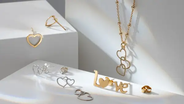 Złota i srebrna biżuteria w kształcie serc i napisu "LOVE". Najlepsza próba srebra w delikatnych wzorach.