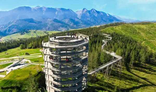 Wieża widokowa i ścieżka w koronach drzew w Zakopanem oferują wspaniały spacer z widokiem na Tatry.