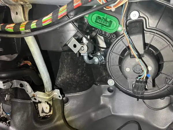 Zawór nagrzewnicy Iveco Daily znajduje się obok wentylatora dmuchawy, pod zieloną wtyczką.