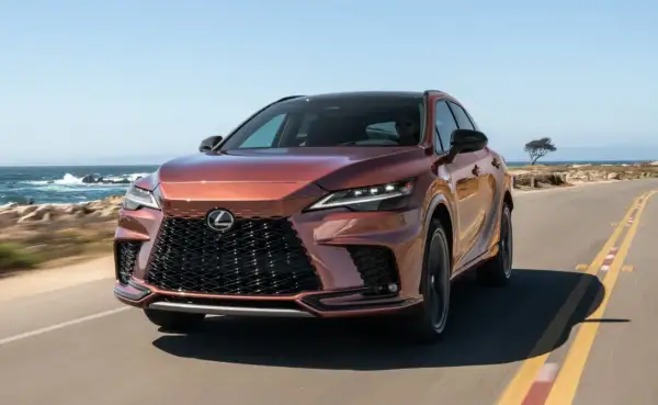 Nowy Lexus RX jedzie wzdłuż wybrzeża.