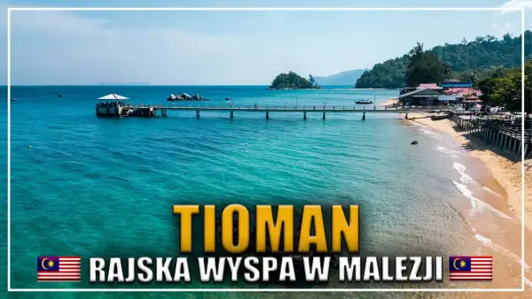 Malajska wyspa Tioman, z turkusową wodą, piaszczystą plażą i pomostem prowadzącym do lądu.