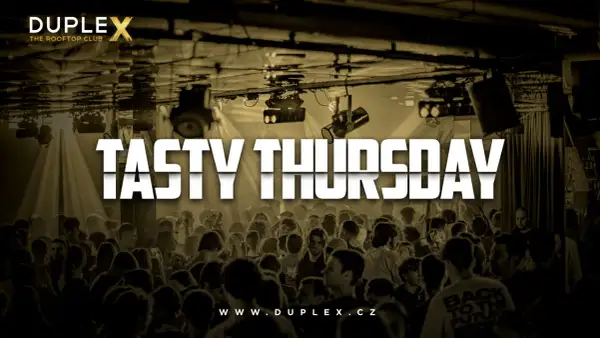 En livlig folkmassa dansar på Duplex, The Rooftop Club i Prag. "Tasty Thursday" lyser i vitt över scenen.