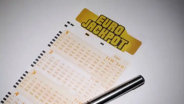 Kupon Eurojackpot i długopis. Dowiedz się, jak sprawdzić, czy twój kupon eurojackpot nie został sfałszowany w kolekturze.