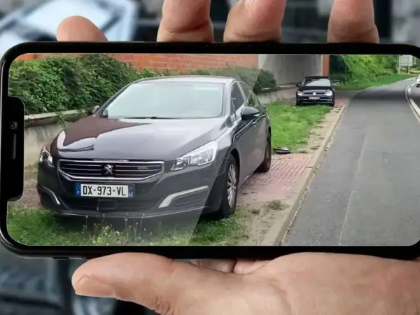 Voiture banalisée garée sur le bas-côté, potentiellement un radar flashant par l'avant ou l'arrière.