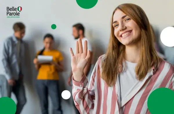 Uśmiechnięta dziewczyna macha na powitanie, mówiąc "dzień dobry po włosku". W tle szkoła językowa Belle Parole.