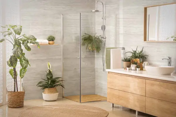 Modernes Bad mit Dusche und Waschbecken. Die Wandverkleidung ist eine stilvolle alternative zu fliesen im bad, ergänzt durch Pflanzen und Holzmöbel.