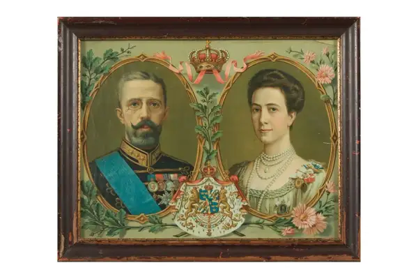 Kung Gustav V och hans fru, drottning Victoria, porträtterade med kungliga symboler och blommor.