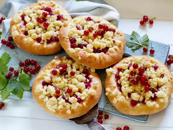 Vier kleine Streuselkuchen mit roten Johannisbeeren, perfekt für Johannisbeer Rezepte.