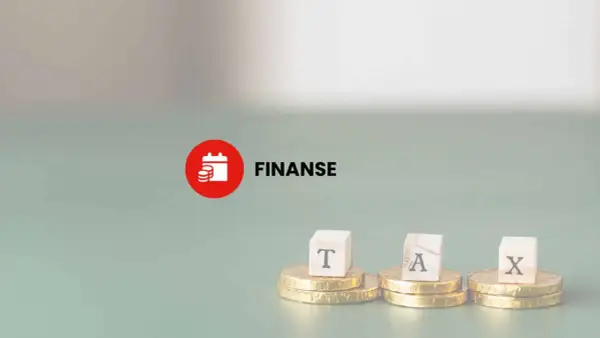 Co to jest podatek? Trzy kostki z literami T, A, X na stosach monet. Obok czerwone koło z ikoną kalendarza i napisem "FINANSE".