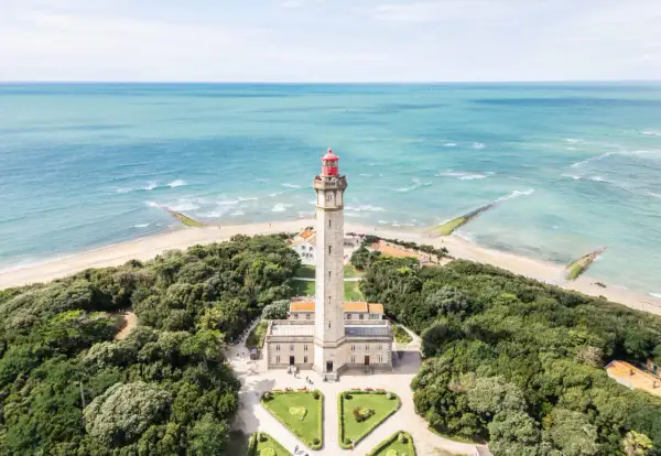 Phare emblématique de l'île de Ré, veillant sur l'océan Atlantique.