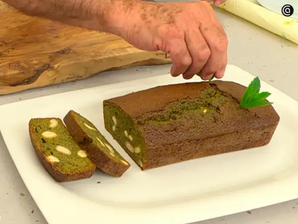 Un pastel de acelgas con almendras, decorado con menta.