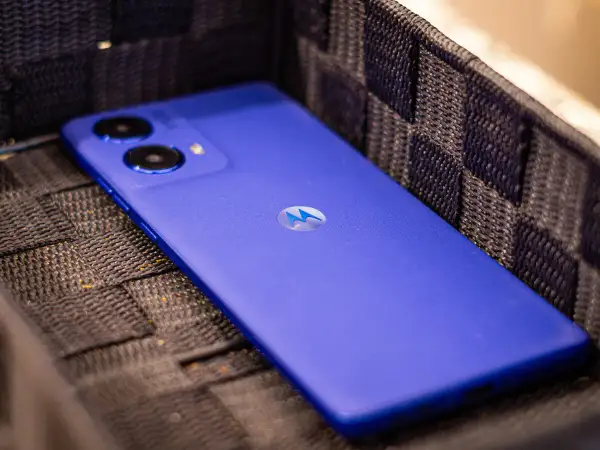 El moto g85 5g, de un vibrante color azul, descansa en una cesta tejida.
