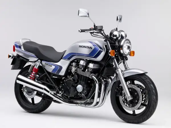 Srebrny motocykl Honda CB750 Seven Fifty z niebieskimi pasami, widok z przodu.