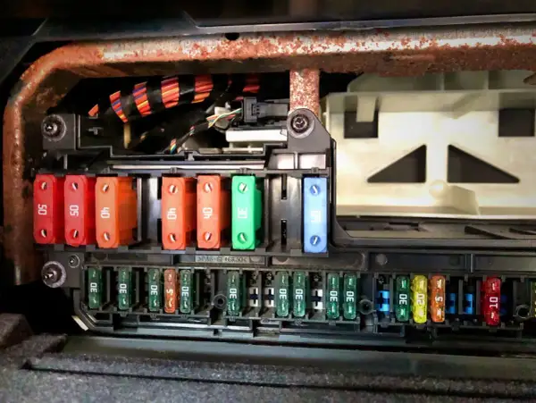 Panel bezpieczników BMW E60. Szukasz, gdzie jest przekaźnik pompy paliwa? Tu są bezpieczniki, ale przekaźnik jest gdzie indziej.