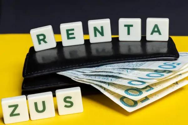 ZUS i słowa "renta" na kostkach. Portfel z pieniędzmi symbolizuje rentę dla osoby, która nigdy nie pracowała.