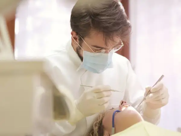 Co można zrobić u dentysty na nfz? Sprawdź darmowe usługi stomatologiczne