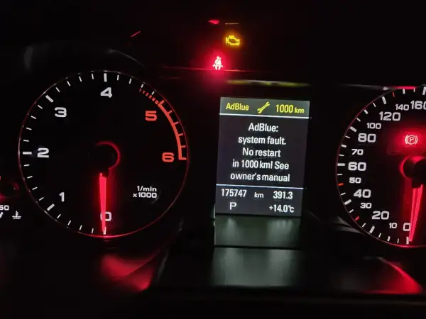 Kontrolka AdBlue w Audi świeci się, informując o awarii systemu i braku możliwości restartu w ciągu 1000 km.