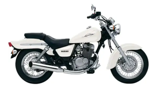 Biały motocykl Suzuki Marauder 125 widziany z boku.