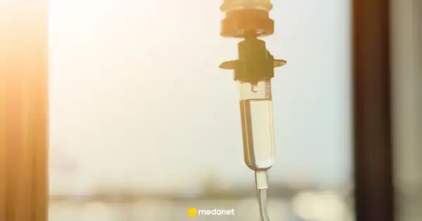 Kroplówka medyczna, która może być związana z bóle brzucha po chemioterapii przyczyny.