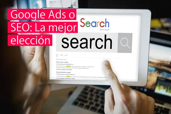 Mano tocando pantalla de tablet que muestra resultados de búsqueda. Aprende como promocionar una pagina web con Google Ads o SEO.