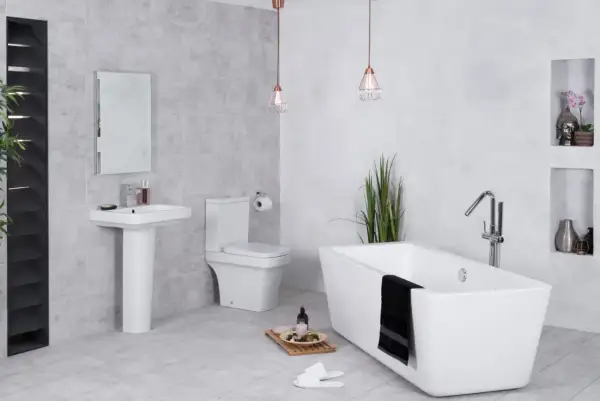 Nowoczesne umywalki stojące, wanna wolnostojąca i elegancka armatura tworzą stylową łazienkę.