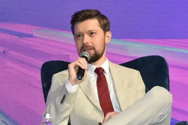 Remigiusz Mróz z kim jest obecnie? Zaskakujące szczegóły z życia osobistego.
