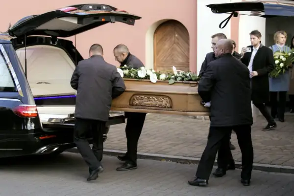 Kto siedzi za trumną w kościele? Zrozumienie tradycji pogrzebowych