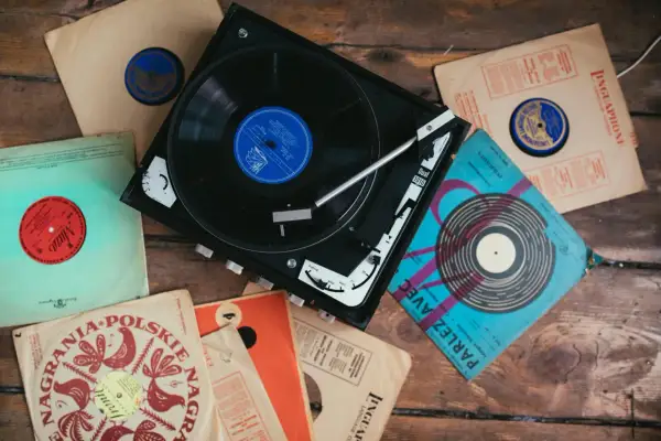 Gramofon z płytami winylowymi. Dowiedz się, czym czyścić płyty winylowe, by cieszyć się czystym dźwiękiem.