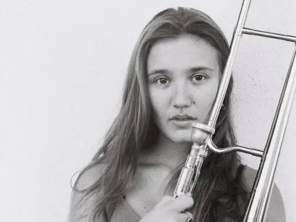 Rita Payés, joven trombonista, posa con su instrumento.