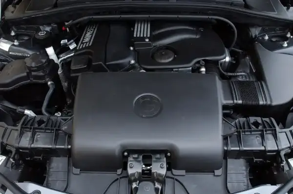 Silnik BMW Seria 1, który jest najmniej awaryjny? Ten widok pod maską sugeruje, że szukasz niezawodności.