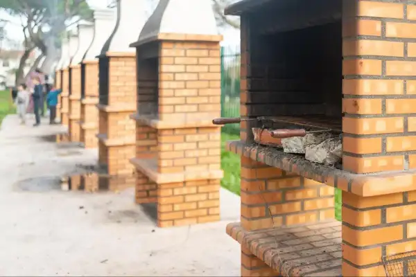 Jak skutecznie stosować zaprawę szamotową? Kluczowe wskazówki i techniki