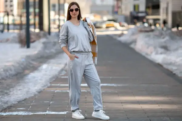Co pasuje do szarych dresów damskich? Stylizacje, które zachwycają!