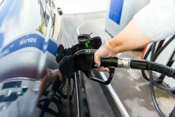 Co się stanie, gdy wlejesz benzynę do diesla? Potencjalne szkody