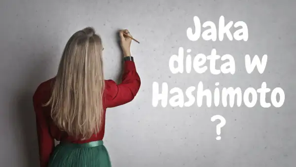 Kobieta pisze na ścianie: Jaka dieta w Hashimoto? Szuka odpowiedzi na pytanie o najlepsze żywienie.