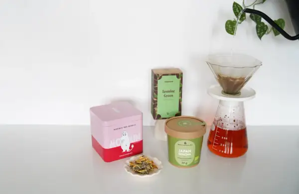 Pudełko z herbatą Moomin, zielona herbata jaśminowa i japońska sencha – wybór najzdrowszych herbat ziołowych do zaparzenia.
