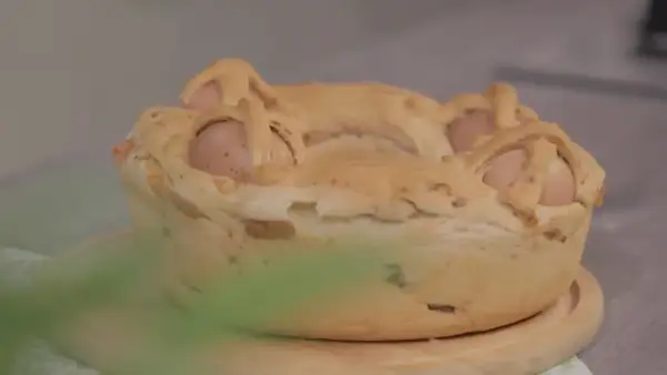La torta pasqualina, con il suo significato di rinascita, è un simbolo di casa carut. Le uova incastonate nell'impasto dorato raccontano storie di tradizione.