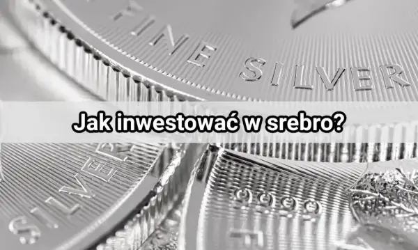 Zbliżenie na błyszczące monety z napisem "FINE SILVER". Tekst "Jak inwestować w srebro?" sugeruje, że warto rozważyć ten metal szlachetny.