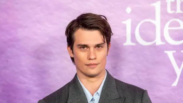 Nicholas Galitzine, mit einem Blick, der Fragen aufwirft, ob er wohl gerade an seine nicholas galitzine freundin denkt.