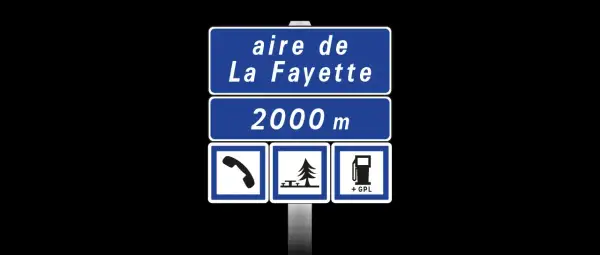 Panneau d'aire de La Fayette sur l'aire autoroute a9, à 2000m. Services : téléphone, pique-nique, essence GPL.