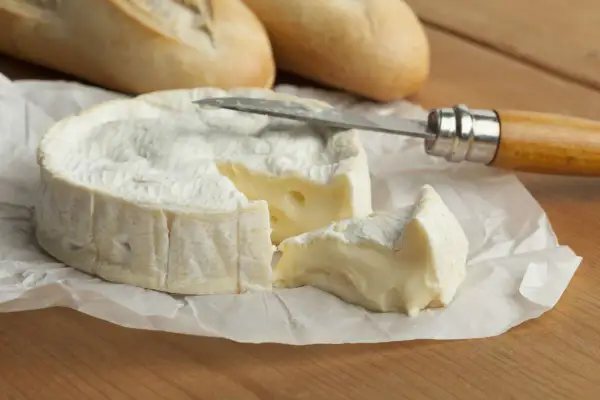 Queso camembert cremoso, listo para untar. ¡Cuidado con las calorías, pero vale la pena!