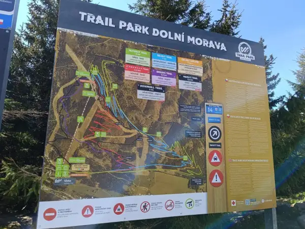 Mapa Trail Park Dolní Morava zřetelně ukazuje trasy pro cyklisty, od lehkých po expert.