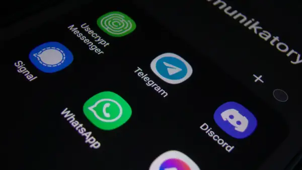 Ikony komunikatorów: Signal, Usecrypt Messenger, Telegram, WhatsApp, Discord.