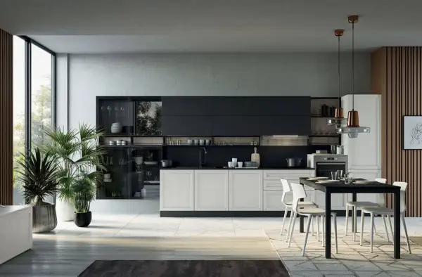 Elegante cucina laccata lucida con isola centrale, pensili neri e base bianca. Ampia vetrata e piante verdi creano un'atmosfera luminosa.
