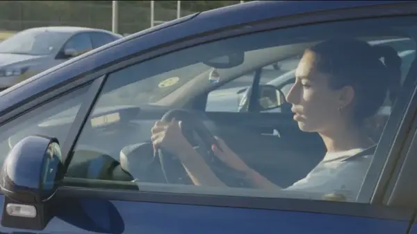 Joven conductora con las manos en el volante. Los accidentes que sufren los jóvenes suelen asociarse a la inexperiencia al volante.
