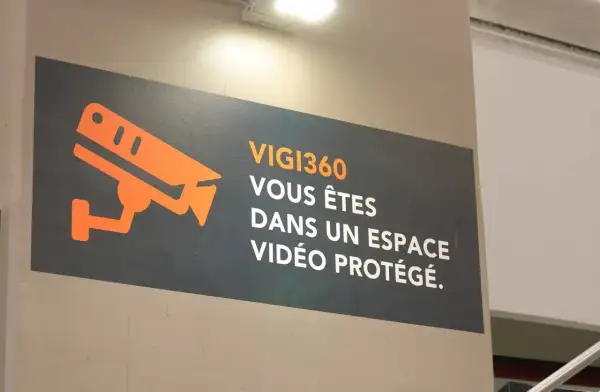 Panneau "VIGI360 VOUS ÊTES DANS UN ESPACE VIDÉO PROTÉGÉ" avec icône de caméra. Le droit d'accès aux images vidéosurveillance est réglementé.