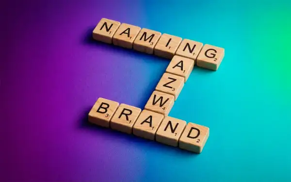 Drewniane klocki z literami tworzą słowa "NAMING" i "BRAND". To klucz do sukcesu każdej firmy.