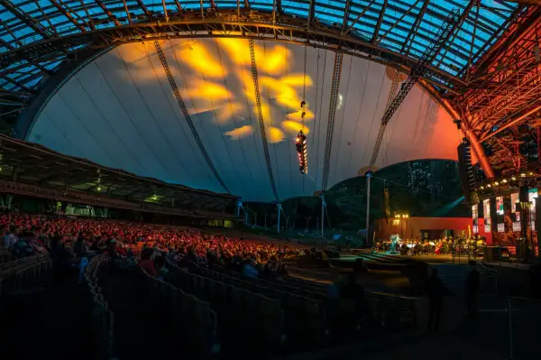 Widownia wypełniona po brzegi, orkiestra na scenie. Niezapomniane opera leśna koncerty pod rozgwieżdżonym niebem.