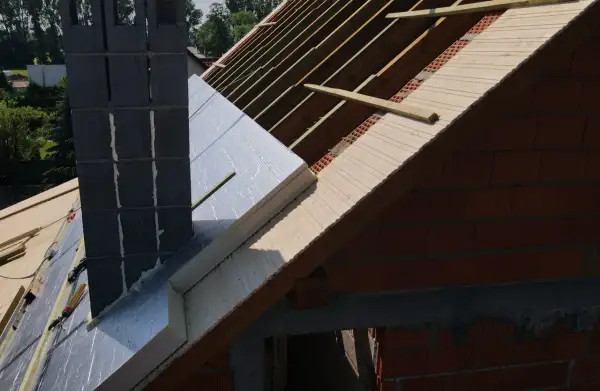 Płyty z poliuretanu PIR na dachu skośnym to świetny sposób na oszczędzanie. Grubość ocieplenia ma kluczowe znaczenie dla komfortu i rachunków.