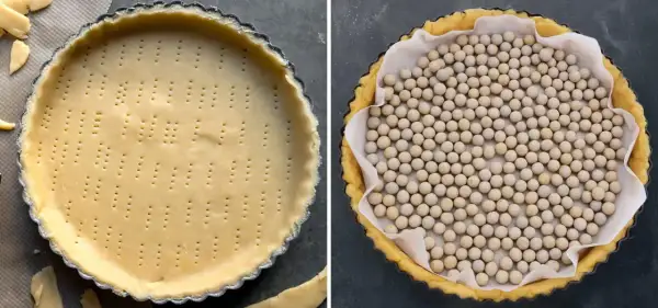 Pâte à tarte crue, percée de trous, dans un moule. À côté, la même pâte recouverte de papier cuisson et de billes pour la précuisson.
